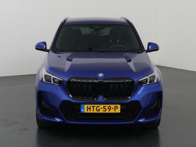 BMW X1 xDrive25e | M-Pakket | Curved Display | Sportstoelen | Camera | DAB | Apple Carplay/Android Auto | Ele. kofferdeksel | BMW LED |