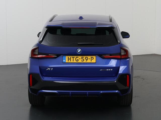 BMW X1 xDrive25e | M-Pakket | Curved Display | Sportstoelen | Camera | DAB | Apple Carplay/Android Auto | Ele. kofferdeksel | BMW LED |