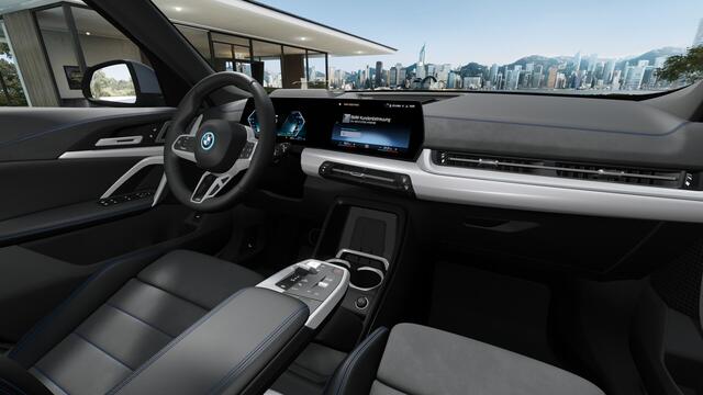 BMW X1 xDrive25e M Sport Automaat / Panoramadak / Trekhaak / Sportstoelen / M Adaptief onderstel / Comfort Access / Parking Assistant Plus / Head-Up / Stuurverwarming