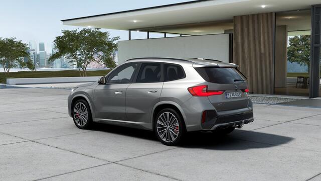 BMW X1 xDrive25e M Sport Automaat / Panoramadak / Trekhaak / Sportstoelen / Parking Assistant Plus / Head-Up / M Adaptief onderstel / Stuurverwarming