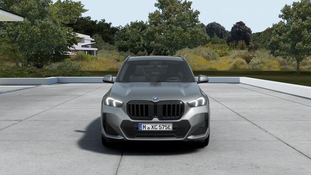 BMW X1 xDrive25e M Sport Automaat / Panoramadak / Trekhaak / Sportstoelen / Parking Assistant Plus / Head-Up / M Adaptief onderstel / Stuurverwarming