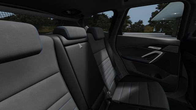 BMW X1 xDrive25e M Sport Automaat / Panoramadak / Trekhaak / Sportstoelen / Adaptieve LED / Comfort Access / Head-Up / Parking Assistant Plus / Stuurverwarming