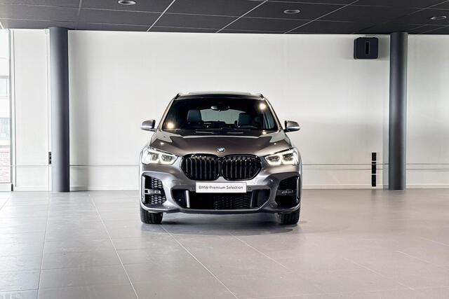 BMW X1 sDrive20i Business Edition Plus | M Sport | Glazen Panoramadak | Stoelverwarming | Achteruitrijcamera | Head-Up Display |