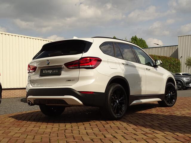 BMW X1 sDrive18i | Handbak | Uniek | PearlWeiss | Leer | Nav | All-black! | Privacy glass