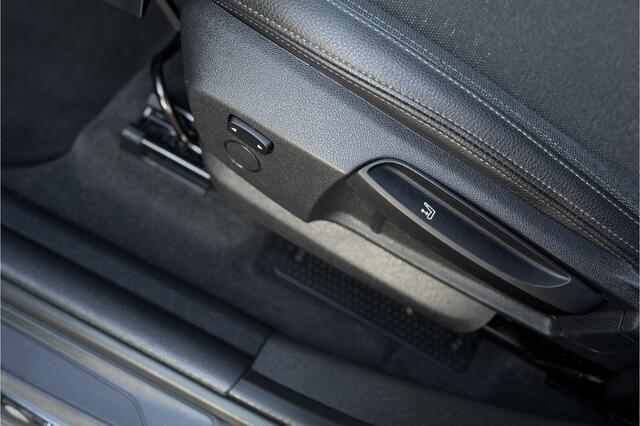 BMW X1 xDrive25e | Panodak | Camera | Sportstoelen | LED | Elektrische klep | NAVI