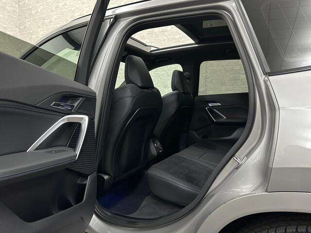 BMW X1 18i M-Sport Performance-Pack | Panorama | Sportstoelen | Carbon | Keyless-Entry | Sfeerverlichting | Achteruitrij-Camera | 5x op voorraad | Carplay | Full-LED | Black-Optic | Getint Glas | Stoelverwarming | Draadloos Laden |