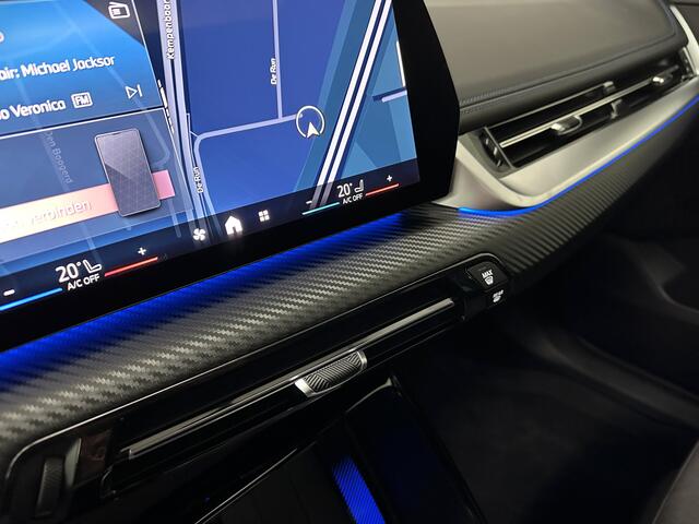 BMW X1 18i M-Sport Performance-Pack | Panorama | Sportstoelen | Carbon | Keyless-Entry | Sfeerverlichting | Achteruitrij-Camera | 5x op voorraad | Carplay | Full-LED | Black-Optic | Getint Glas | Stoelverwarming | Draadloos Laden |