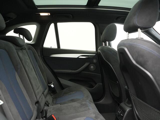 BMW X1 xDrive20i M Sport 192pk Dealer O.H. | Panodak | Adaptive Cruise | Head Up | Camera | Harman / Kardon | Alcantara Sportstoelen Verwarmd | Navigatie | 19"L.M | LED Koplampen |