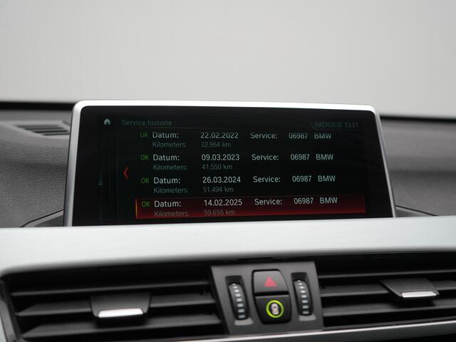 BMW X1 xDrive20i M Sport 192pk Dealer O.H. | Panodak | Adaptive Cruise | Head Up | Camera | Harman / Kardon | Alcantara Sportstoelen Verwarmd | Navigatie | 19"L.M | LED Koplampen |