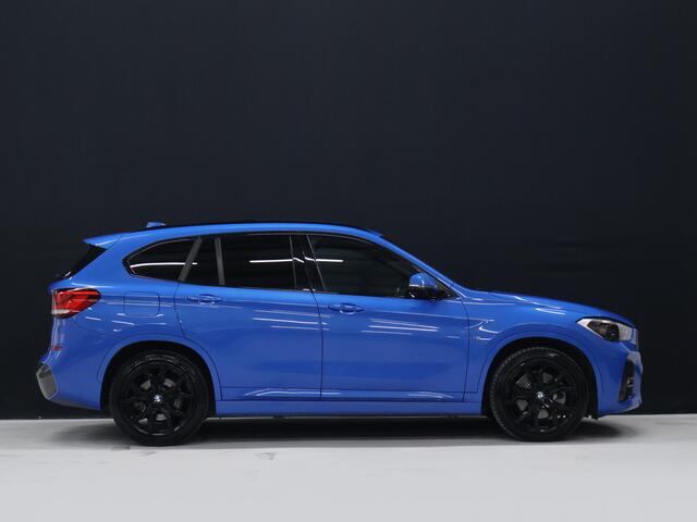 BMW X1 xDrive25e M Sport [HEAD UP DISPLAY, APPLE CARPLAY, CAMERA, ELEK ACHTERKLEP, CRUISE CONTROL, MEMORY SEATS, VOL LEDER, NAVIGATIE, NIEUWSTAAT]