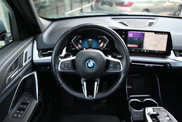 BMW X1 xDrive30e M Sport Automaat / Trekhaak / Panoramadak / Sportstoelen / Comfort Access / Achteruitrijcamera / Harman-Kardon / Adaptieve LED