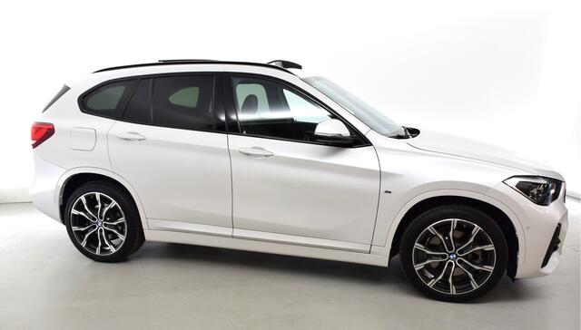 BMW X1 xDrive 25e M pakket-PANORAMA-Nw staat -HUD, -Camera-Harman kardon-Privacy-Trekhaak