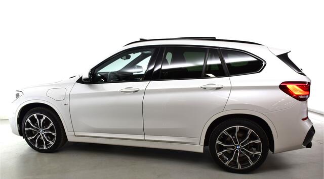 BMW X1 xDrive 25e M pakket-PANORAMA-Nw staat -HUD, -Camera-Harman kardon-Privacy-Trekhaak