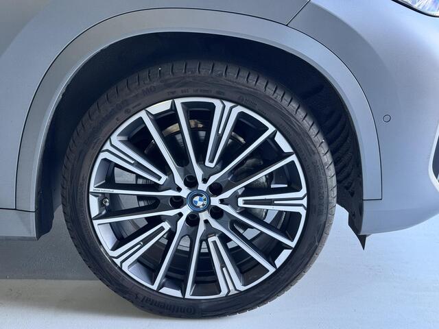 BMW X1 xDrive30e 326 PK | High Executive | Pano | Frozen Grey | Trekhaak | Leder | 20 inch
