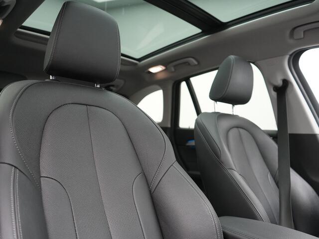 BMW X1 xDrive25e X Line PHEV 221pk Dealer O.H. | 19" | Panodak | Head Up | Camera | Lederen Sportstoelen Memory & Verwarmd | Sfeerverlichting | Hifi Audio | Navigatie | DAB | Cruise Control | Plug In Hybrid |