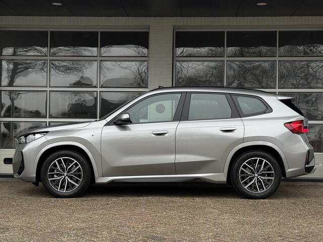 BMW X1 sDrive18i M SPORT | PANORAMA | PREMIUM PACK | ADAPT. CRUISE | KEYLESS ENTRY | STOELVERWARMING | 19 INCH LM VELGEN |