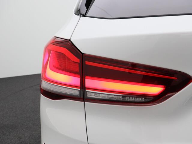 BMW X1 xDrive20d High Executive | M Sportpakket | Entertainment Pack | Trekhaak | Achteruitrijcamera | Active Cruise Control | 19''