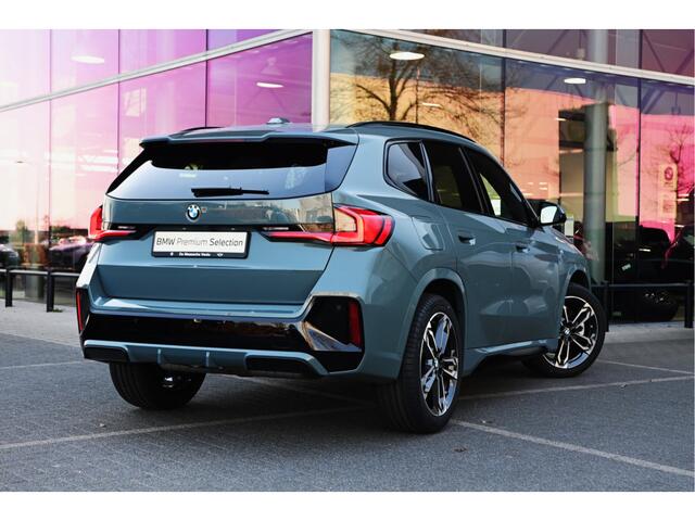BMW X1 xDrive23i M Sport Automaat / Panoramadak / Trekhaak / Sportstoelen / Head-Up / M Adaptief onderstel / Adaptieve LED / Parking Assistant Plus