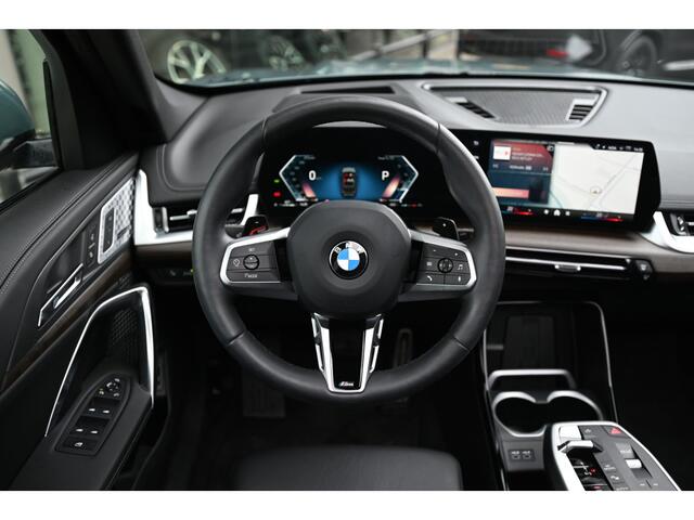 BMW X1 xDrive23i M Sport Automaat / Panoramadak / Trekhaak / Sportstoelen / Head-Up / M Adaptief onderstel / Adaptieve LED / Parking Assistant Plus