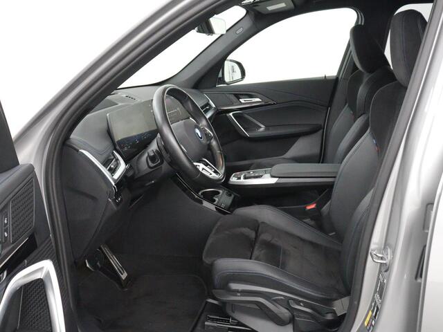 BMW X1 xDrive25e M Sport | SOH 93% | Head-Up | 360 Camera | Stoelverwarming | Trekhaak | Adaptive cruise | Leder/Alcantara | Keyless | Carplay | Side Assist | Adaptief LED | Sportstoelen | PHEV | Plug In