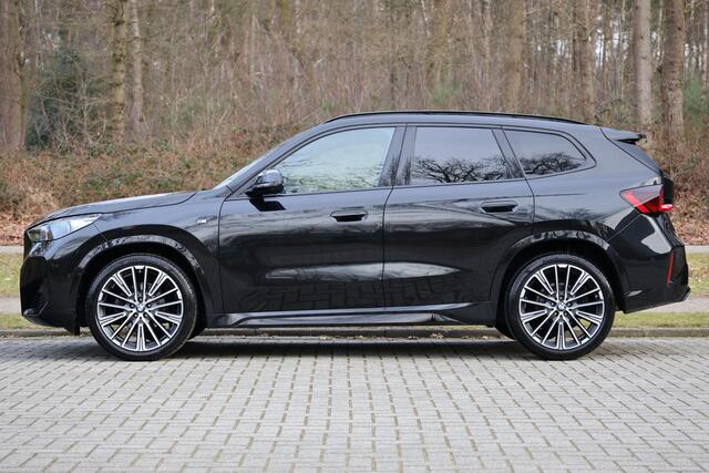 BMW X1 sDrive18i VOL | M-pakket | Pano | HUD | Massage | 360 | Adap Cruise | Elektr. Trekhaak | Harman Kardon | Keyless | Alarm kl.3 | Etc.