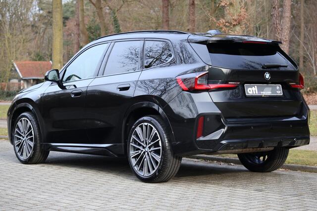 BMW X1 sDrive18i VOL | M-pakket | Pano | HUD | Massage | 360 | Adap Cruise | Elektr. Trekhaak | Harman Kardon | Keyless | Alarm kl.3 | Etc.