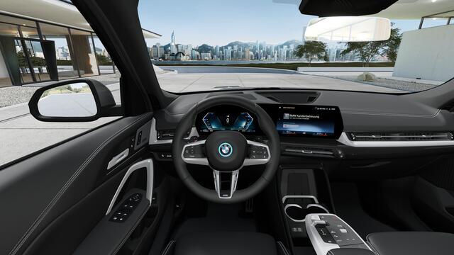 BMW X1 xDrive30e M Sport Automaat / Panoramadak / Trekhaak / Sportstoelen / M Adaptief onderstel / Head-Up / Adaptieve LED / Parking Assistant Plus