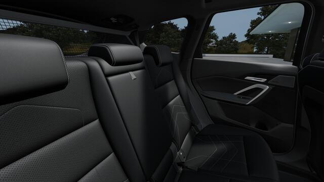 BMW X1 xDrive30e M Sport Automaat / Panoramadak / Trekhaak / Sportstoelen / M Adaptief onderstel / Head-Up / Adaptieve LED / Parking Assistant Plus