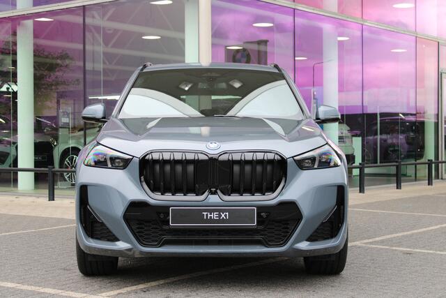 BMW X1 xDrive25e M Sport Automaat / Panoramadak / Trekhaak / Sportstoelen / M Adaptief onderstel / Comfort Access / Adaptieve LED / Head-Up / Harman Kardon