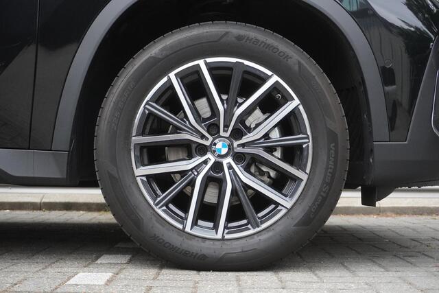 BMW X1 sDrive18i | Trekhaak met elektrisch wegklapbare kogel | Achteruitrijcamera | Harman-Kardon sound system | Extra getint glas | Comfort Access