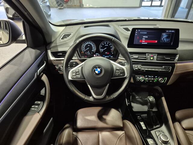BMW X1 xDrive25e High Executive Sportline | Bruin leder | Camera | HUD | Trekhaak | 4x4