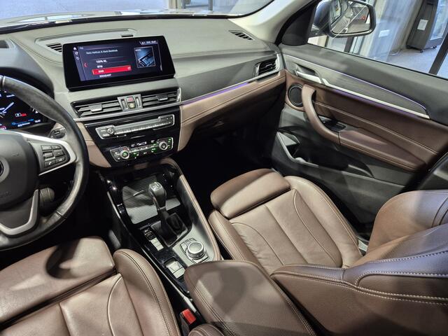 BMW X1 xDrive25e High Executive Sportline | Bruin leder | Camera | HUD | Trekhaak | 4x4