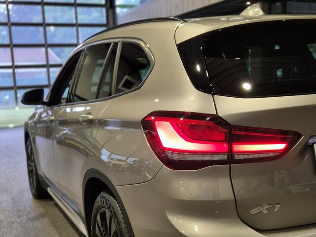 BMW X1 xDrive25e High Executive Sportline | Bruin leder | Camera | HUD | Trekhaak | 4x4
