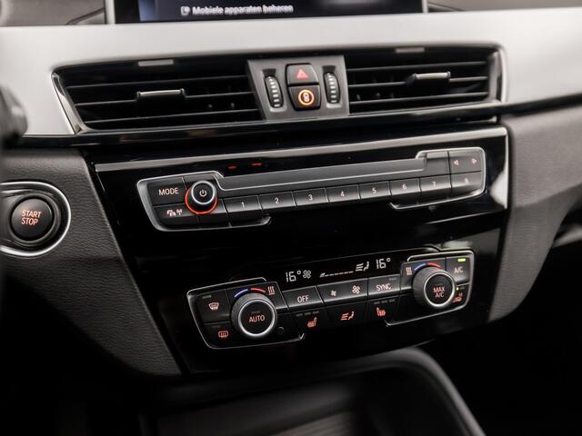 BMW X1 xDrive25e High Executive 221Pk Automaat (GROOT NAVI, CLIMATE, STOELVERWARMING, GETINT GLAS, SPORTSTOELEN, CAMERA, ELEK ACHTERKLEP, NIEUWE APK, NIEUWSTAAT)
