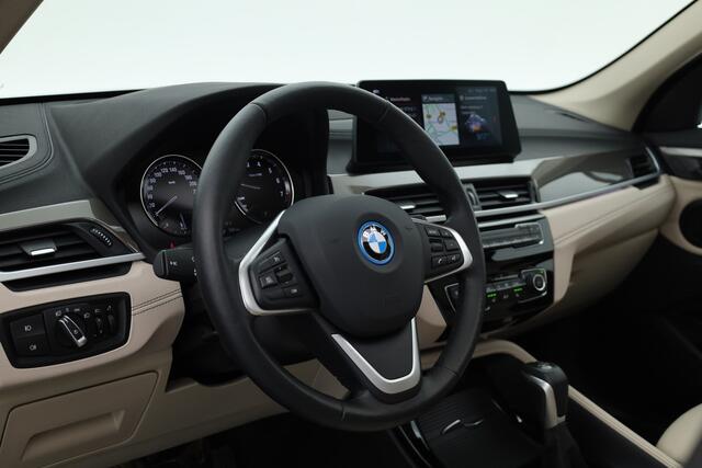 BMW X1 xDrive25e XLINE | Rijklaar! | SOH 90,1% | S/K-Dak | HUD | Leder | Cruise | Stoelverw. | Camera+PDC | Elek. Klep | Led | NAV+CarPlay | Climate | LM V