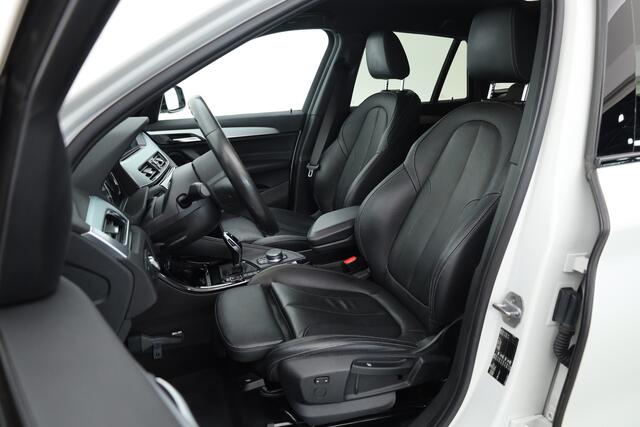 BMW X1 sDrive20i Orange Edition III | Rijklaar! | Orig. NL | HUD | Leder | Camera+PDC | Dig. Cockpit | Cruise | Stoelverw. | NAV | Climate | Elek. Klep | LED | 19'' V