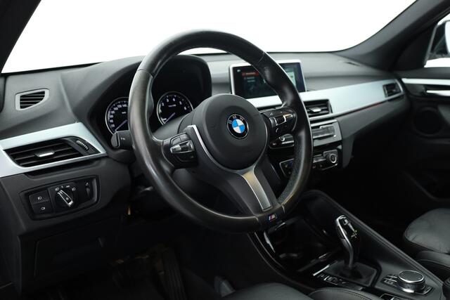 BMW X1 sDrive20i Orange Edition III | Rijklaar! | Orig. NL | HUD | Leder | Camera+PDC | Dig. Cockpit | Cruise | Stoelverw. | NAV | Climate | Elek. Klep | LED | 19'' V