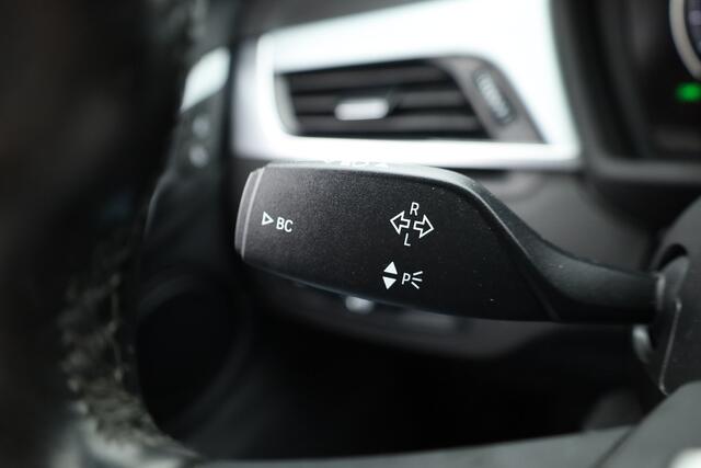 BMW X1 sDrive20i Orange Edition III | Rijklaar! | Orig. NL | HUD | Leder | Camera+PDC | Dig. Cockpit | Cruise | Stoelverw. | NAV | Climate | Elek. Klep | LED | 19'' V