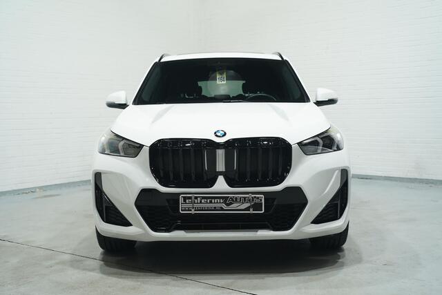BMW X1 sDrive20i M Sport Panodak Led koplampen Camera Shadowline Stuur- en stoelverwarming 19 Inch Velgen