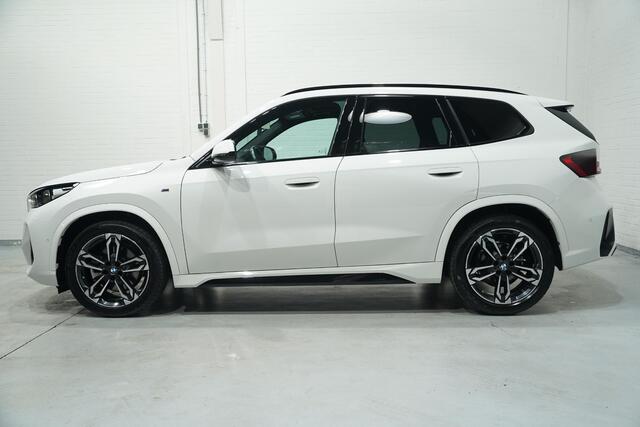 BMW X1 sDrive20i M Sport Panodak Led koplampen Camera Shadowline Stuur- en stoelverwarming 19 Inch Velgen