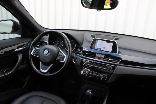 BMW X1 XDRIVE2.8I High Executive | Incl. 12 maanden garantie | Stoelverwarming | Cruise control | Climate control | Parkeercamera | Schuif/kantel dak | Elektrische achterklep | Memory seat | Navigatie | Bluetooth |
