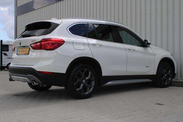 BMW X1 XDRIVE2.8I High Executive | Incl. 12 maanden garantie | Stoelverwarming | Cruise control | Climate control | Parkeercamera | Schuif/kantel dak | Elektrische achterklep | Memory seat | Navigatie | Bluetooth |