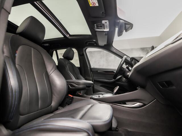 BMW X1 sDrive20i M Sport High Executive 192Pk Automaat (PANORAMADAK, M PAKKET, DEALER ONDERHOUDEN, GROOT NAVI, HEAD-UP DISPLAY, HARMAN/KARDON, ELEK SPORTSTOELEN, CAMERA, ELEK ACHTERKLEP, STOELVERWARMING, NIEUWSTAAT)