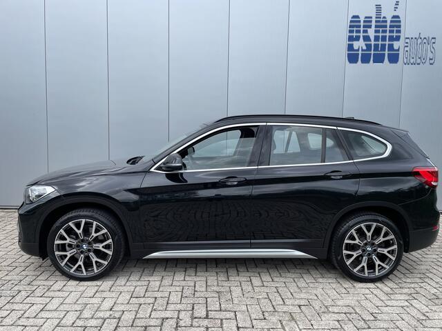 BMW X1 xDrive20i High Executive X-line Trekhaak Navigatie Zwart Leder Stoelverwarming 19 Inch Velgen Parkeersensoren Led Koplampen Elektrische Achterklep Sportstoelen 8-traps Automaat 2000 kg geremd trekgewicht !