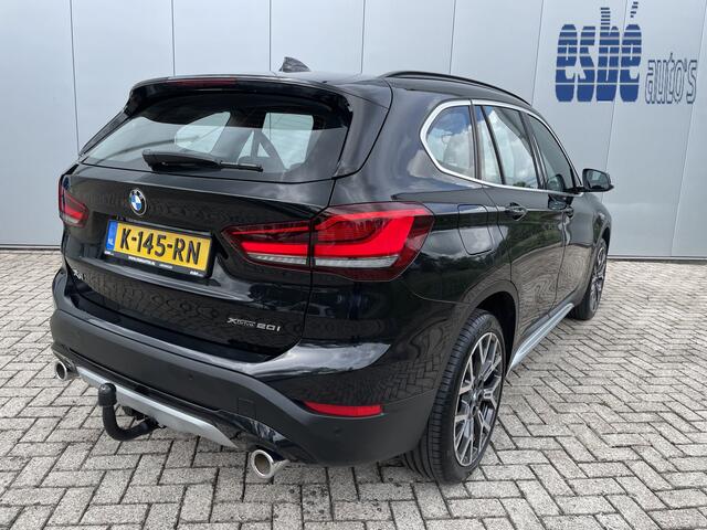BMW X1 xDrive20i High Executive X-line Trekhaak Navigatie Zwart Leder Stoelverwarming 19 Inch Velgen Parkeersensoren Led Koplampen Elektrische Achterklep Sportstoelen 8-traps Automaat 2000 kg geremd trekgewicht !