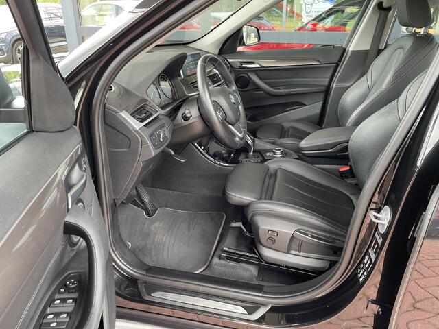 BMW X1 xDrive20i High Executive X-line Trekhaak Navigatie Zwart Leder Stoelverwarming 19 Inch Velgen Parkeersensoren Led Koplampen Elektrische Achterklep Sportstoelen 8-traps Automaat 2000 kg geremd trekgewicht !