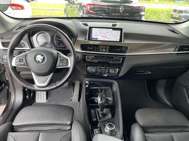 BMW X1 xDrive20i High Executive X-line Trekhaak Navigatie Zwart Leder Stoelverwarming 19 Inch Velgen Parkeersensoren Led Koplampen Elektrische Achterklep Sportstoelen 8-traps Automaat 2000 kg geremd trekgewicht !