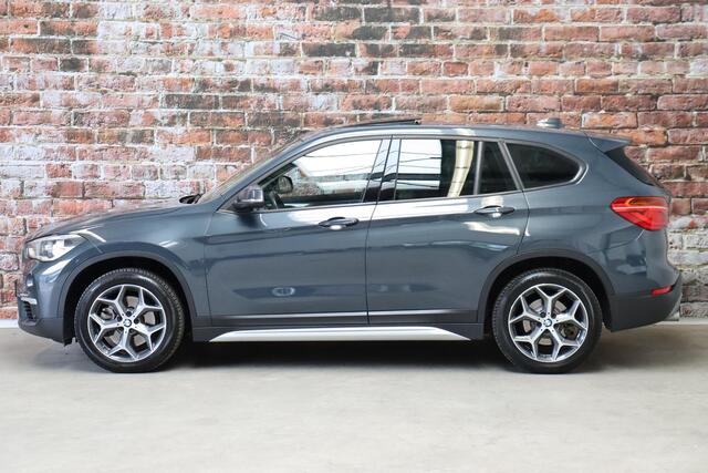 BMW X1 xDrive25i High Executive xLine Automaat / Navigatiesysteem Professional / Leder / Trekhaak / Panoramadak / LED / Driving Assistant Plus / Harman Kardon / Stoelverwarming / Achteruitrijcamera / Climate Control / Head-Up Display / 18 Inch / Comfort Access /