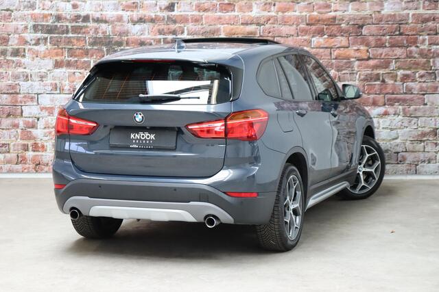 BMW X1 xDrive25i High Executive xLine Automaat / Navigatiesysteem Professional / Leder / Trekhaak / Panoramadak / LED / Driving Assistant Plus / Harman Kardon / Stoelverwarming / Achteruitrijcamera / Climate Control / Head-Up Display / 18 Inch / Comfort Access /