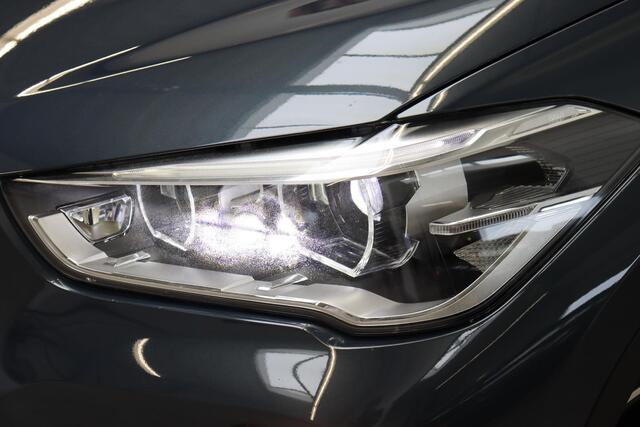 BMW X1 xDrive25i High Executive xLine Automaat / Navigatiesysteem Professional / Leder / Trekhaak / Panoramadak / LED / Driving Assistant Plus / Harman Kardon / Stoelverwarming / Achteruitrijcamera / Climate Control / Head-Up Display / 18 Inch / Comfort Access /